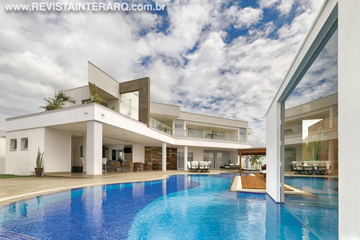 O destaque desta reforma é a grande piscina que envolve toda a casa - Revista InterArq | Arquitetura, Decoração, Design, Paisagismo e Lifestyle