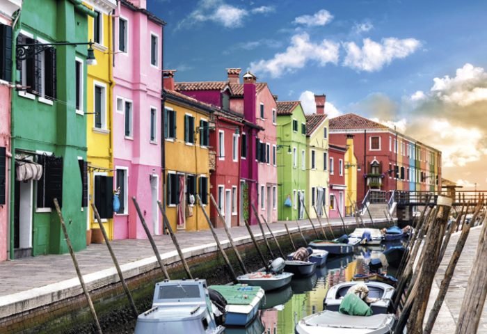 Já que está em Veneza não deixe de conhecer Burano uma das ilhas do arquipélago, conhecida pela produção de renda e por suas casinhas coloridas.