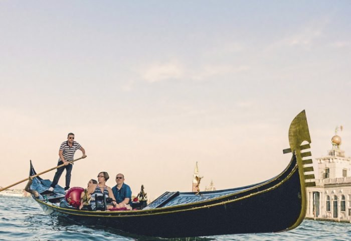 Os viajantes podem contemplar as obras-primas da arquitetura de Veneza navegando nas românticas gondolas