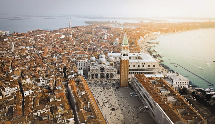 Vista da Piazza San Marco em direção ao Grande Canal de Veneza, onde está a Basílica, o Palácio Ducal, o Campanário, a Torre do Relógio (que possui uma estátua dourada do anjo Gabriel) e a Ala Napoleônica - que abriga o Museu Correr, Museu Arqueológico de Veneza e a Biblioteca Marciana e suas salas monumentais. 
