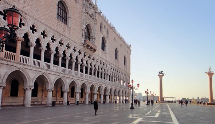 Vista da Piazza San Marco em direção ao Grande Canal de Veneza, à esquerda, o Palácio dos Doges. As duas colunas são, da esquerda para a direita, São Marcos, protetor da cidade, e São Teodoro