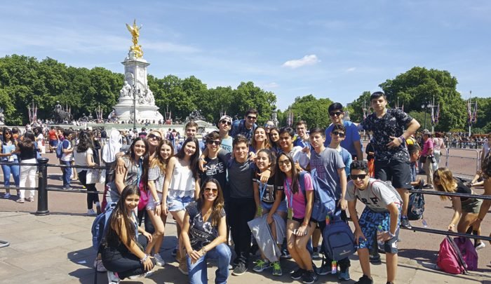 Grupos de jovens da região de São José do Rio Preto passando três semanas de estudo em Oxford, Inglaterra, e uma semana de lazer e cultura em Paris, França