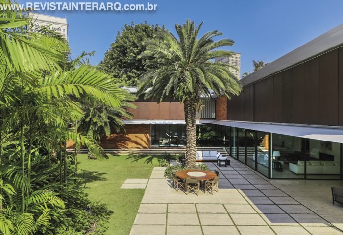 Em uma metrópole como São Paulo, acordar em meio a este exuberante jardim acalenta a alma e inspira o dia - Revista InterArq | Arquitetura, Decoração, Design, Paisagismo e Lifestyle