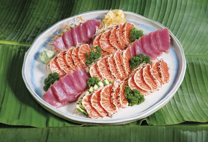 Sashimi de Atum e de Salmão Tataki, onde o peixe é levemente grelhado com gergelim, no Mirai Restaurante, (17) 3212-9251, @mirairiopreto;