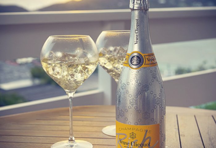 A champagne Veuve Clicquot Rich Demi-Sec foi criada especialmente para a mixologia com gelo ou usada em coquetéis de frutas. As suas uvas base são a Pinot Noir, Meunier e Chardonnay, você a encontra na Bekaa Delicatessen