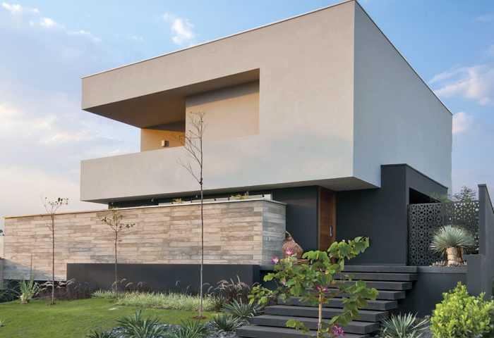 Uma residência pensada a partir do formato e posição do terreno - Revista InterArq | Arquitetura, Decoração, Design, Paisagismo e Lifestyle