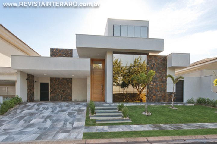 Fachada de casa contemporânea com cores sóbrias, volumetria e