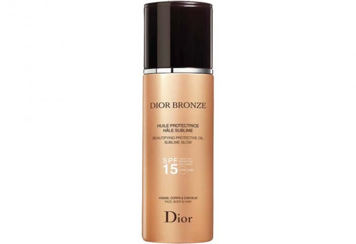 Beautifying Protective Oil Sublime Glow SPF 15, da Dior, é um spray com óleo bronzeador que oferece proteção para rosto, cabelo e corpo, enquanto previne o ressecamento.