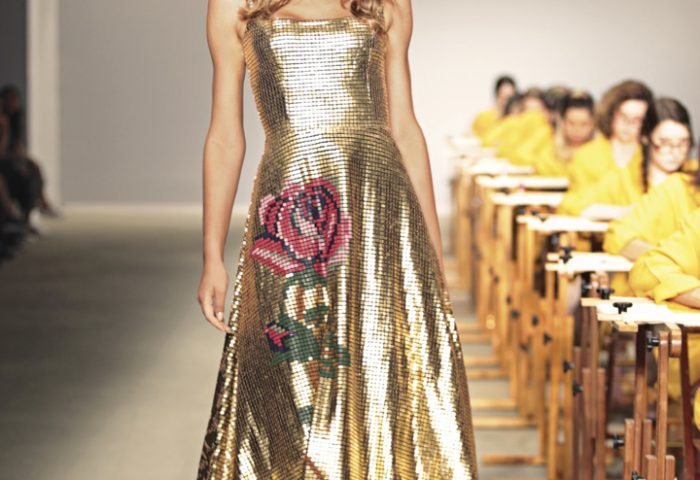 A estilista Patricia Viera, em parceria com Natalia Rios, especialista em bordados à mão, trouxe em sua coleção looks de couro metalizado com bordados florais inspirados na cultura Inca.