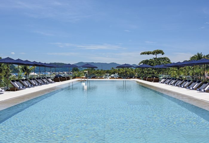 Uma das duas piscinas descobertas com vista para praia. O hotel ainda conta com duas cobertas, na área do Spa, e piscina infantil, na área kids.