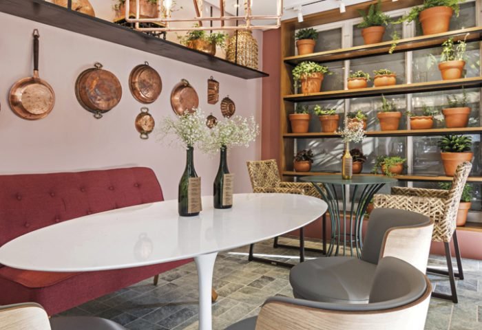 Marô Pelegrini garantiu a elegância da “Cafeteria” ao apostar nos tons rosa nas paredes e detalhes em cobre, como a luminária e as panelas decorativas. Os móveis são da Brasil Post.