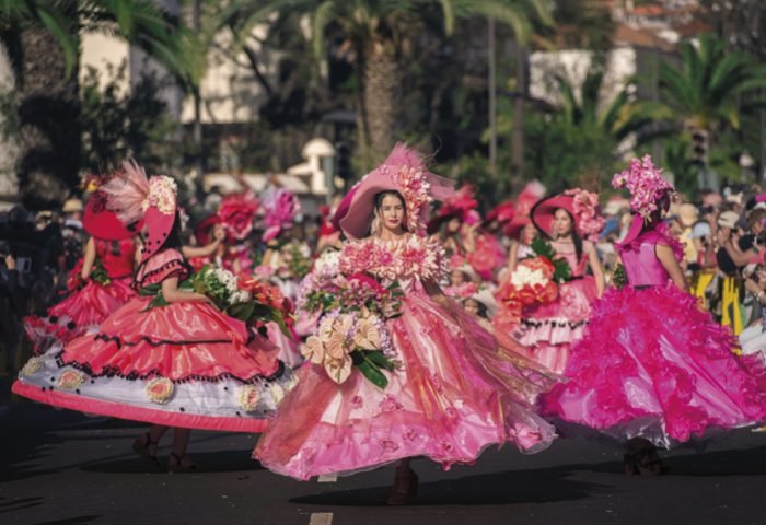 Desfile da Festa das Flores que acontece em maio.