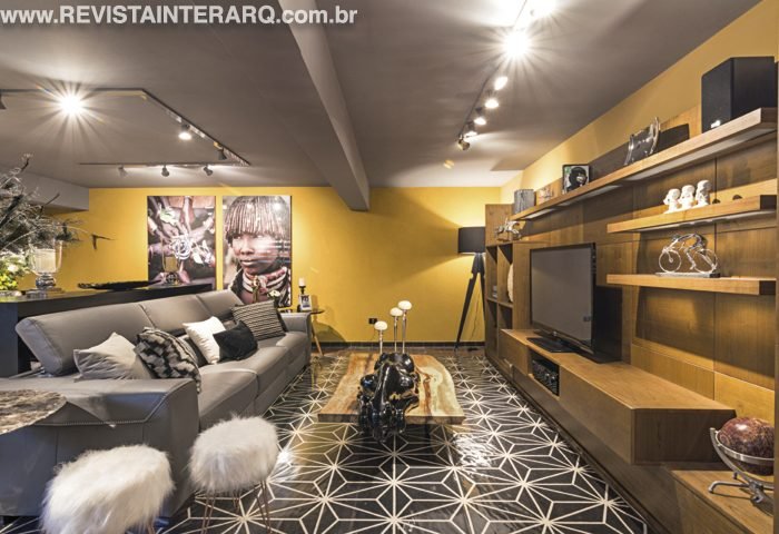 No “Galpão de Estar”, Bárbara e Carmen Lúcia Pozza Scudeller apostaram em cores contrastantes nas paredes para destacar o mobiliário dessa área de convívio multifuncional.