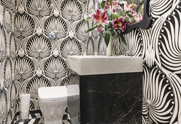 Valéria Coelho aplicou, no “Lavabo da Designer”, as cores branco e preto com uma mistura de elementos florais e geométricos, o que resultou em um espaço moderno.