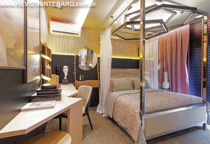 Fellipe Sambinelli investiu nas cores rosa e preto para a “Suíte da Atriz”, que conta com uma cama em dossel moderna, banheira e uma bancada de trabalho.