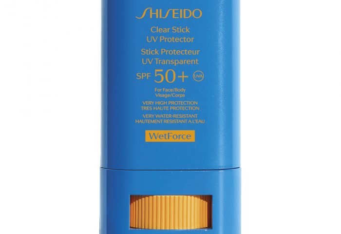 Da Shiseido, o Clear Stick UV, protetor em formato de stick, possui a tecnologia WetForce que reage ao suor e à água para fortalecer o fator de proteção contra os raios UV.