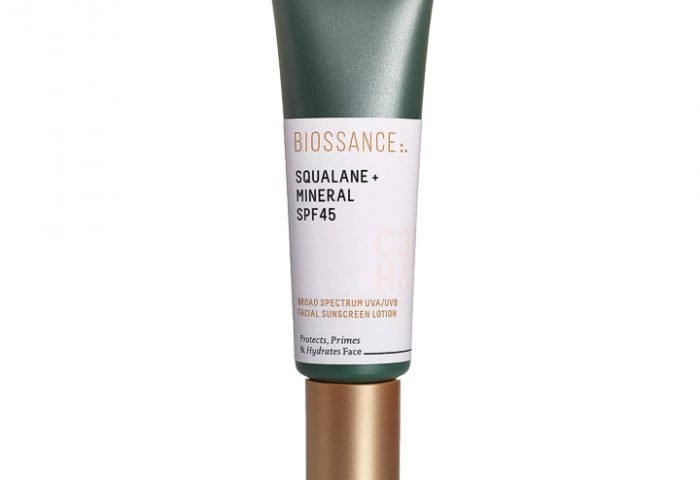 Esqualano + Filtro Solar Mineral FPS 45 é um protetor facial solar mineral leve da Biossance. Ele não é oleoso e pode funcionar como um primer iluminador para facilitar a aplicação da maquiagem.