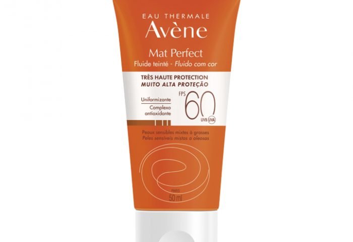 Com cor, o Eau Thermale da Avène é um fotoprotetor indicado para peles mistas e oleosas, que enquanto protege libera vitamina C na pele.