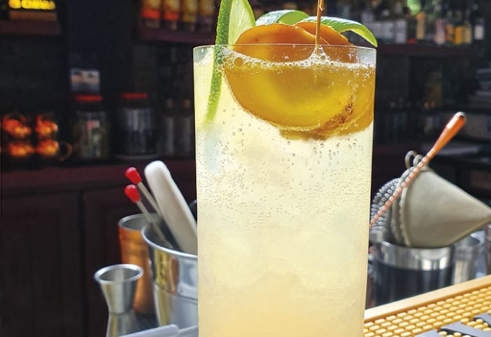 O Ginger Collins, criado por Lúcia Caparroz, leva gin, gengibre picado, suco de limão, adoçante e água com gás. Do Flor de Sal