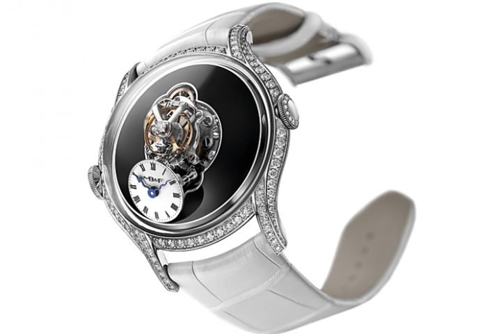 Da MB&F, o Legacy Machine FlyingT, o primeiro relógio feminino da marca, é uma criação tridimensional com uma moldura bem inclinada em uma caixa redonda totalmente ajustada com diamantes.