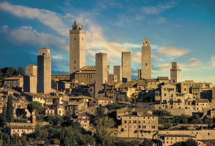 San Gimignano, localizada no alto de uma colina, é um dos patrimônios da UNESCO da região. 