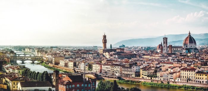 vista panorâmica de Florença, a principal cidade da Toscana, lar de vários museus. Destaque para a cúpula da igreja dominicana de Santa Maria Novella .