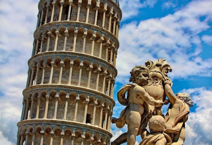 A torre em Pisa, famosa pela sua inclinação. Acima, o Duomo de Siena foi construído no ponto mais alto da cidade e nela trabalharam alguns dos maiores artistas do país.