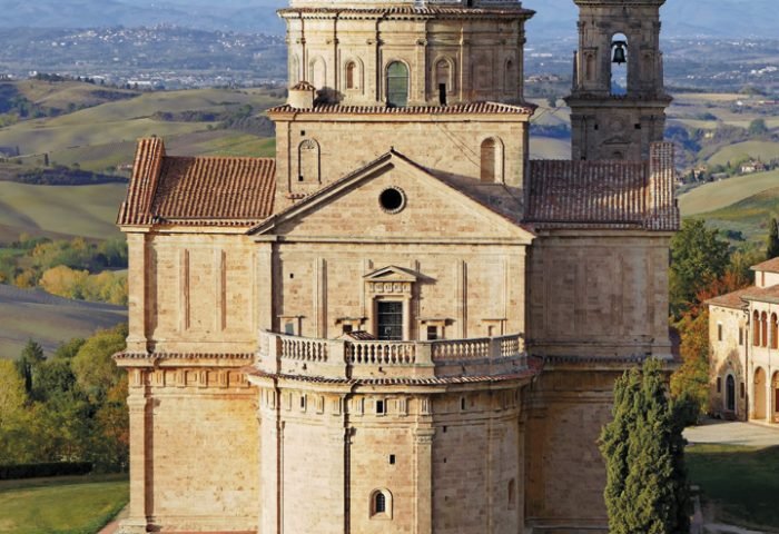 Chiesa di Santa Maria dei Servi, em Montepulciano, é o primeiro santuário dedicado à Virgem Maria. A igreja é do séc XIII e possui obras de grande relevância, como a Madonna della Santoreggia, uma rara pintura na pedra.