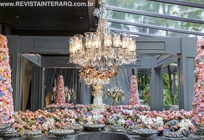 Flores e elementos clássicos deram vida à este casamento - Revista InterArq | Arquitetura, Decoração, Design, Paisagismo e Lifestyle