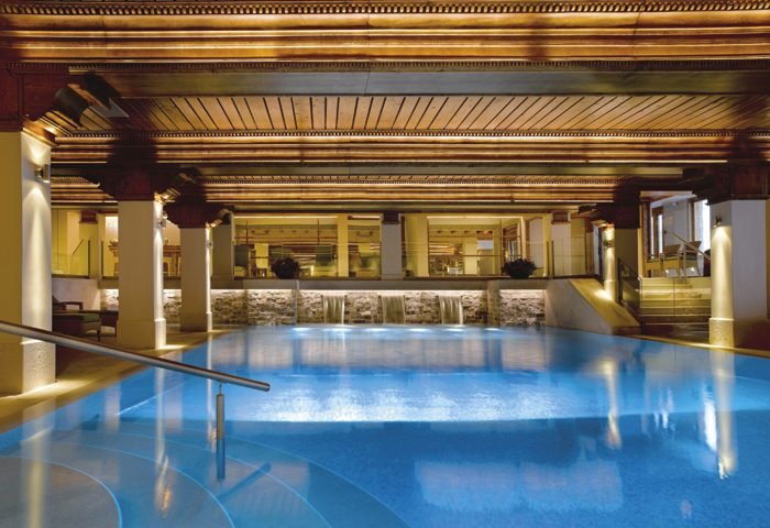 Depois de um dia de esqui, nada como relaxar em uma piscina aquecida e tomar um chá ou chocolate quente, como os do Hotel Les Airelles.
