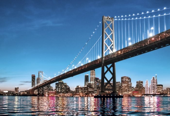 A San Francisco-Oakland Bay Bridge, mais conhecida como Bay Bridge (“Ponte da Baía”), liga as cidades de São Francisco e Oakland e possui dois andares para o tráfego terrestre. 