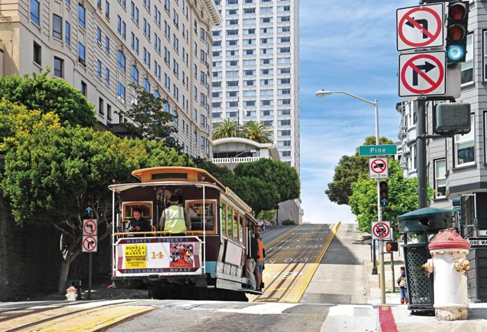 Se for a São Francisco, não deixe de fazer um passeio nos bondinhos da cidade. 