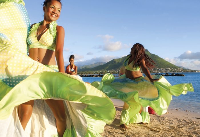 Simples e melodiosa, Séga é a dança das ilhas, que é sinônimo de orgulho no coração de cada habitante Exuberante, a natureza pode ser apreciada em diversos lugares das ilhas. Na foto, a Cachoeira da Terres de Couleurs. Acima,o Jardim Botânico, um dos mais bonitos do mundo