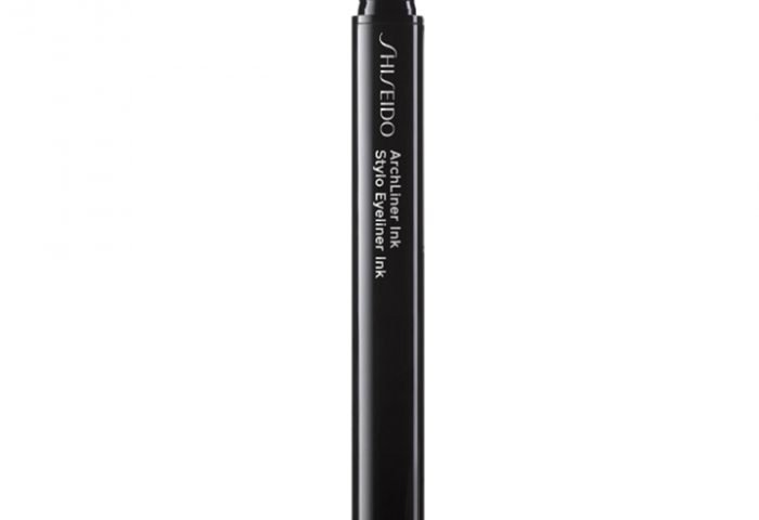Shiseido MicroLiner Ink é enriquecido com pigmentos de alto impacto e textura leve. O produto apresenta tecnologia termossensorial, que permite que a fórmula se transforme do sólido para o líquido ao entrar em contato com a pele, criando um fi lme fl exível e resistente que dura o dia todo