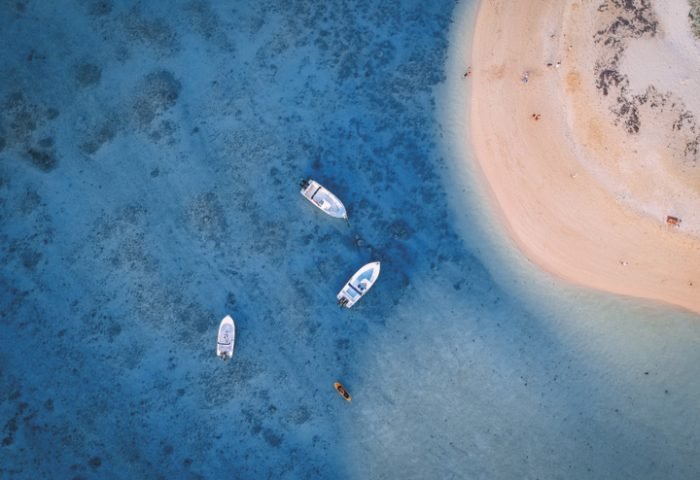 O mar azul penetrante convida à várias atividades aquáticas, como mergulho, caiaque, stand paddle, pescar, windsurf e muito mais