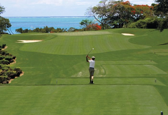 Nesta, campos de golfe com vista para o mar. Ao lado, restaurante do Hotel Four Seasons Resort Mauritius at Anahita. Acima, suíte do Constance Prince Maurice
