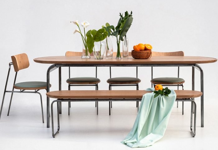 A Safari Móveis apresenta nessa edição da ABIMAD a linha Faces. O conjunto de mesa e cadeiras é produzido em aço carbono, com acabamento prata velho e painéis de madeira maciça de Tauari, que se harmonizam em espaços descontraídos, com originalidade e conforto. As peças são fruto da parceria com a Tiie Design