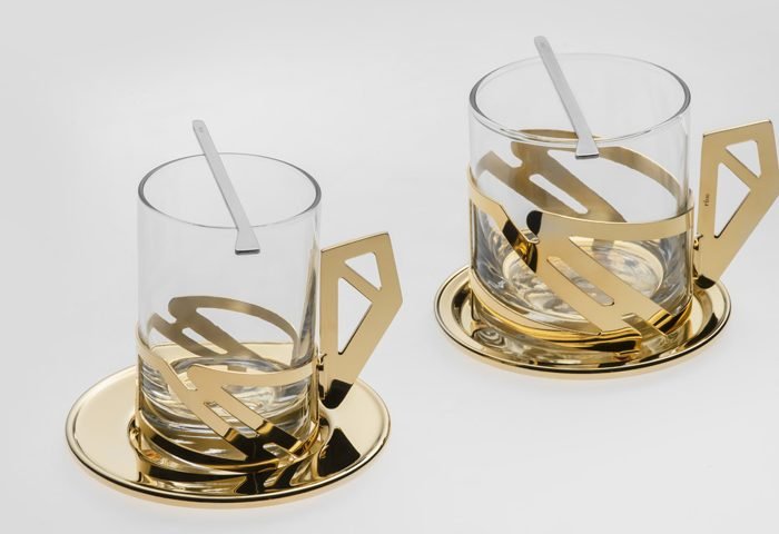 A coleção Origami é inspirada no costume dos países do Oriente Médio. Diante disso, a Riva concebeu xícaras de vidro com suporte em aço, prata e ouro.