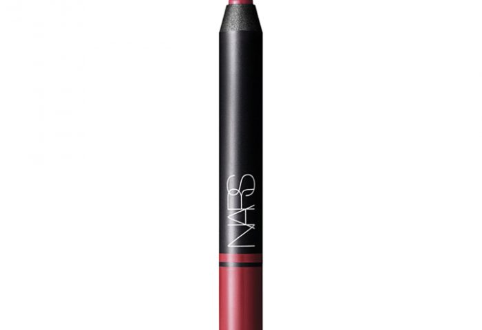 Batom Satin Lip Pencil Majella cintilante em lápis, da Nars, na cor rosa com longa duração para uma boca com aparência mais volumosa
