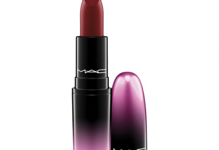 Love Me Lipstick é um batom leve com infusão de óleo de Argan, que proporciona um toque instantâneo de cores poderosas e umidade o dia todo, além do acabamento luxuoso acetinado e macio. A cor é a Bated Breath, marrom rosado quente