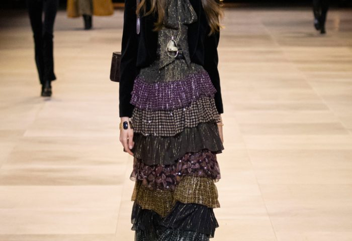 Apaixonado pelo vestuário da burguesia parisiense da década de 1960, o estilista Hedi Slimane apresenta a coleção Celine para outono/inverno 2020 com peças repletas de babados, tecidos metalizados e cores fechadas