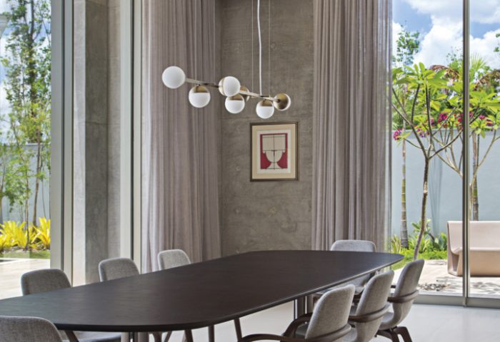 A sala de jantar ganhou ampla mesa e cadeiras assinadas por Jader Almeira (Perfil Casa), lustre Jabuticaba da designer Ana Neute (Itens) e tela de Milton da Costa. As cortinas (Loja Nova) filtram a entrada de luz natural. Esquadrias em alumínio da Aluvetro