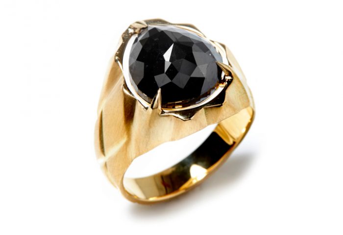 Anel com diamante negro e ouro amarelo, da Ara Vartanian