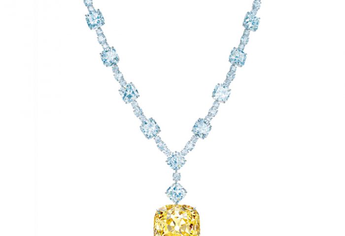 Colar usado por Audrey Hepburn no filme “Bonequinha de Luxo”. A peça com diamantes brancos e uma pedra amarela chamada de “o diamante Tiffany”, avaliada em US$ 30 milhões de dólares foi descoberto na mina de Kimberley, na África do Sul, em 1877 e trata-se de um dos maiores diamantes amarelos do planeta, com 128 quilates