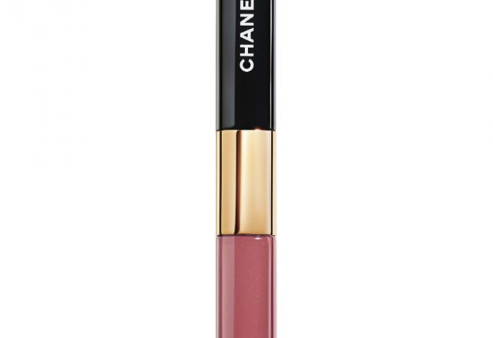 Da Channel, o Le Rouge Duo Ultra Tenue, na cor 40 - Light Rose, é perfeito para lábios com um brilho espelhado de longa duração