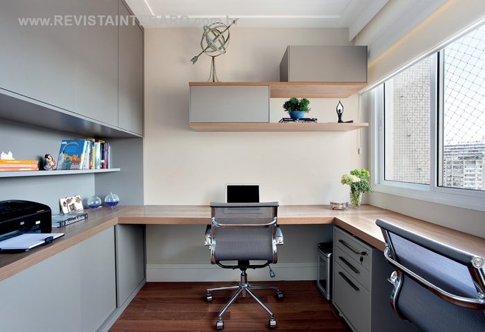  O home office projetado pela arquiteta Giovanna Scrivante exibe uma composição clean e sofisticada através dos móveis planejados (Marcato) em tons neutros