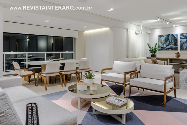 Para trazer um ar moderno ao apartamento, o arquiteto Fernando Manzoni apostou na automatização e no uso de revestimentos 3D - Revista InterArq | Arquitetura, Decoração, Design, Paisagismo e Lifestyle