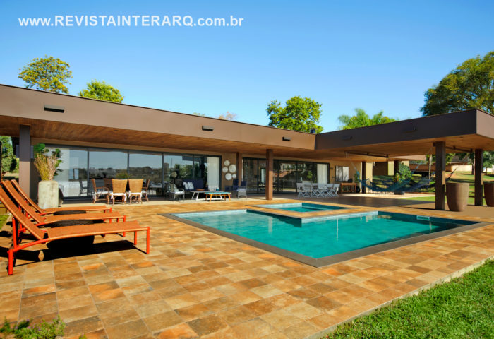 Esta casa de veraneio projetada por Claudia Togni abraça à paisagem - Revista InterArq | Arquitetura, Decoração, Design, Paisagismo e Lifestyle