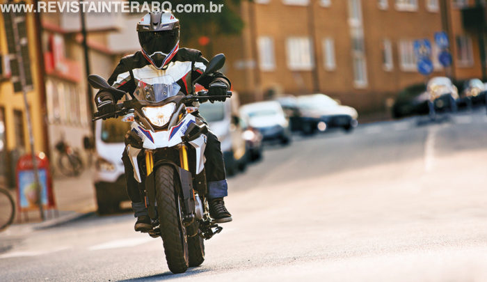 A off-road da linha, R 1250 GS, eleita a melhor motocicleta aventureira do Brasil na premiação “Moto do ano 2020”, agora tem novo motor boxer e o sistema BMW ShiftCam, que oferecem uma excepcional dinâmica de condução