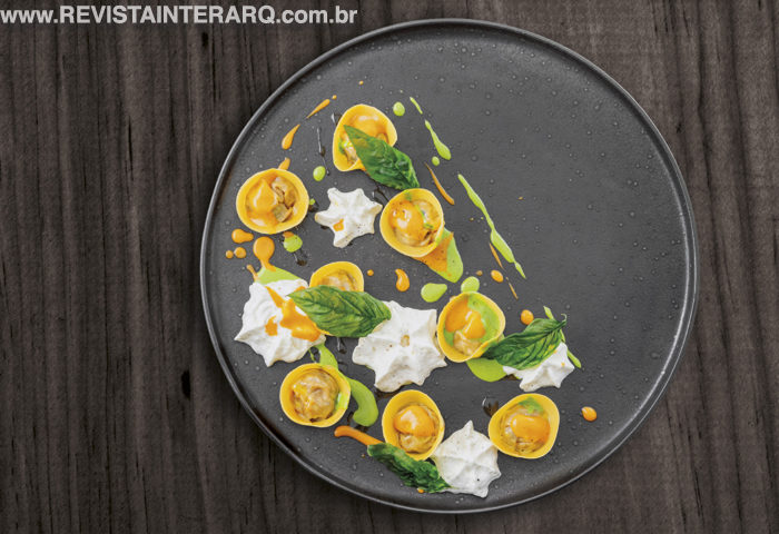 O Picchi, do chef Pier Paolo Picchi, ganhou uma estrela. Na foto, tortelli de berinjela a parmegiana finalizado com três tipos de molho: tomate, parmesão e pesto, com folhas crocantes de manjericão